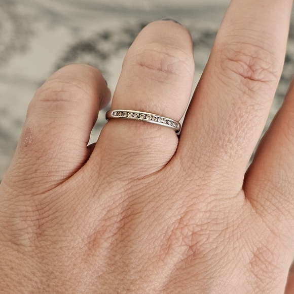 10k white gold diamond band size 7. Genuine diamonds. Can be resizeable by a jew - Picture 3 of 4